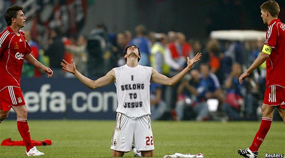 اللاعب البرازيلي كاكا مرتدياً قميصاً كتب عليه "أنتمي للمسيح" (رويترز)