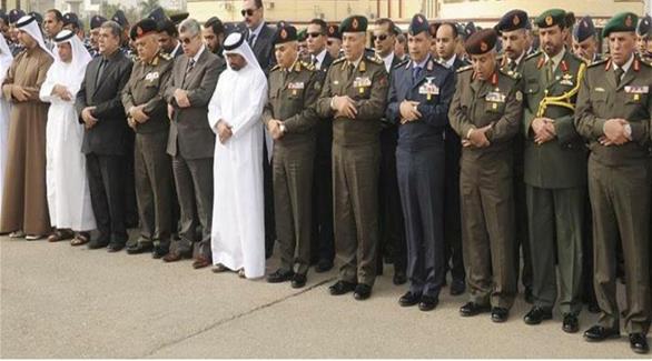 سفير الدولة بالقاهرة ووزير الدفاع المصري يتقدمان جنازة شهداء الإمارات ومصر بحادث سقوط طائرة أثناء احدى المهام التدريبية (وام)