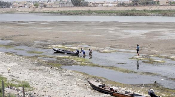 عراقيون يزيحون مركباً من نهر الفرات(غارديان)