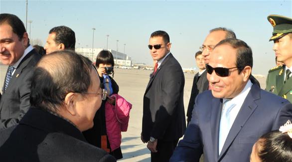 السيسي أثناء استقباله في مطار بكين (24)