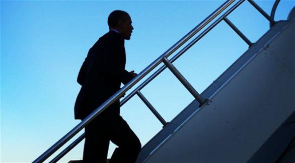 أوباما وهو يعصد إلى الطائرة الرئاسية