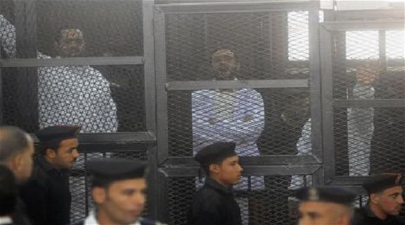 النشطاء السياسيين أحمد ماهر وأحمد دومة ومحمد عادل مؤسس حركة 6 أبريل  في محكمة عابدين في القاهرة (أرشيف)