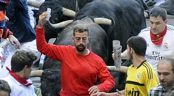رجل التقط صورة ذاتية أثناء جريه هرباً من الثيران الهائجة في إسبانيا 