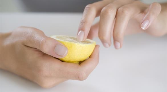 طبيق حمام عصير الليمون للأصابع من حين إلى أخر يحارب تقصف الأظافر