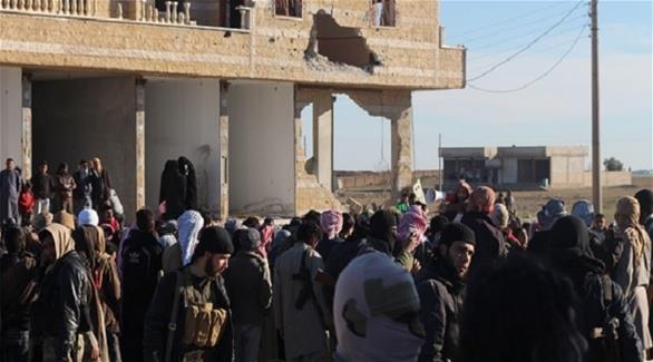 عناصر من داعش ومواطنون في الرقة خلال تنفيذ إحدى أحكام الإعدام 