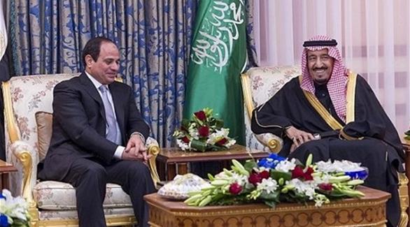 خادم الحرمين الشريفين الملك سلمان بن عبدالعزيز في لقاء الرئيس المصري عبدالفتاح السيسي (أرشيف)