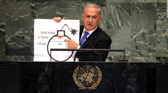 نتانياهو يستخدم رسماً لقنبلة متحدثاً أمام الجمعية العامة للأمم المتحدة في 2012 حول الملف النووي الإيراني (رويترز)
