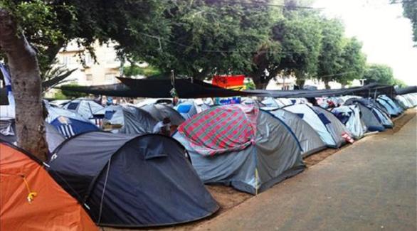 نشطاء يحتجون على نقص المساكن بنصب خيام (أرشيف)