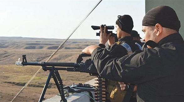 مقاتلان من القوات الموالية للحكومة العراقية خلال معارك تحرير حمرين (أرشيف)