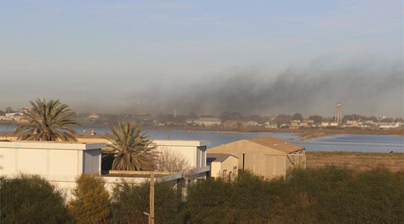 تصاعد الدخان بعد قصف مطار معيتيقية اليوم الخميس(رويترز)