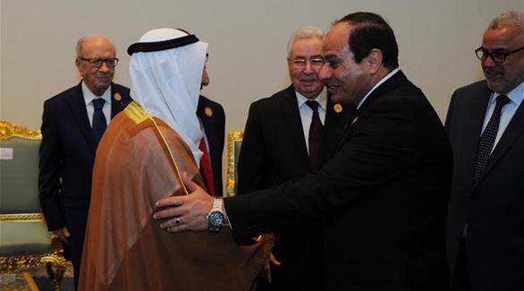 الرئيس المصري عبدالفتاح السيسي يصافح العاهل السعودي الملك سلمان قبل مغادرته شرم الشيخ (المصدر)