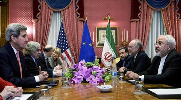 وزير الخارجية الأمريكي جون كيري مع نظيره الإيراني جواد ظريف خلال المحادثات بشأن النووي الإيراني في لوزان بسويسرا (ديلي بيست)