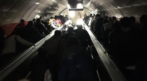 ركاب مترو في تركيا يهرعون إلى الخارج (تويتر)