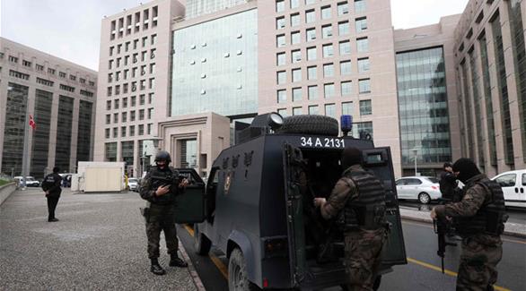 القوات التركية الخاصة أمام المحكمة في اسطنبول (أ ب)