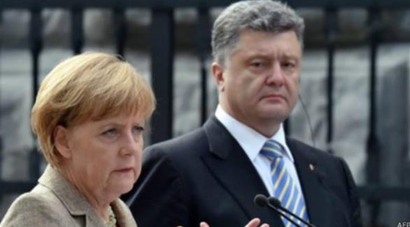 الرئيس الأوكراني بيترو بوروشينكو والمستشارة الألمانية أنجيلا ميركل (أ ف ب)