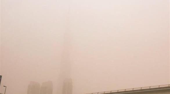 برج خليفة خلف غبار العاصفة