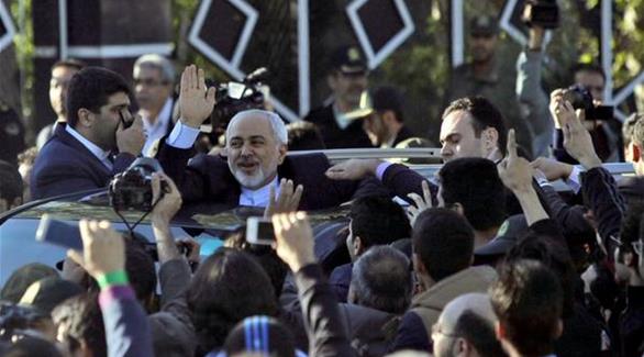 فرحة إيرانية مع عودة وزير الخارجية "منتصراً"