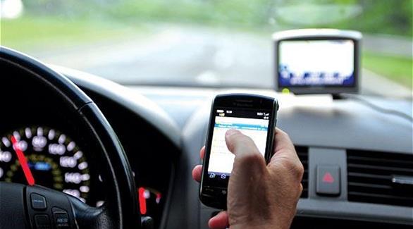 استخدام الهاتف أثناء القيادة يسبب حوادث مرورية (تعبيرية)