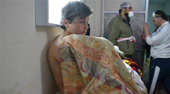 شاب سوري من جنوب إدلب ينتظر تلقي علاجه بعد تعرضه لهجوم بالغاز (أ ف ب)