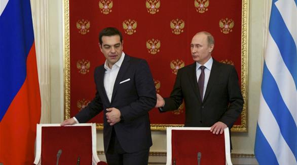 الرئيس الروسي فلاديمير بوتين ورئيس الحكومة اليونانية أليكسيس تسيبراس أثناء لقائهما مطلع أبريل(أ ف ب)