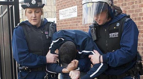 الشرطة البريطانيا أثناء اعتقالها مشتبه به (أرشيف)
