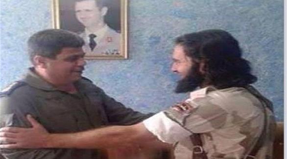 أمير داعش يمين وضابط سوري يسار (تويتر)