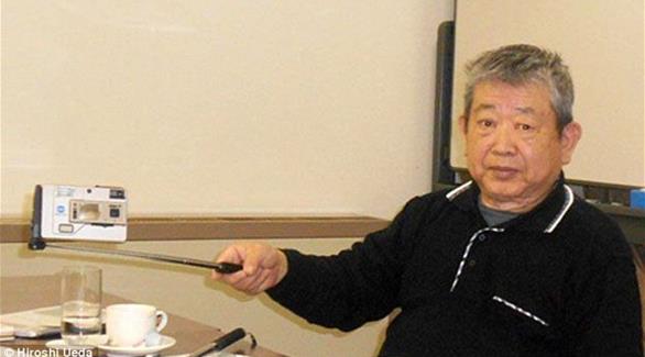 المهندس والمصور الياباني "هيروشي أويدا" مخترع عصا سيلفي منذ 1980 (دايلي ميل)