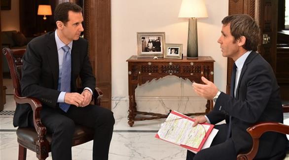 بشار الأسد يسار ودايفد يوجاداس صحافي فرانس 2 يمين الصورة(فرانس انفو)