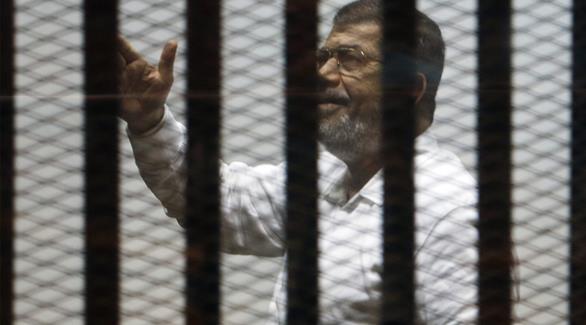 الرئيس المصري الأسبق محمد مرسي أثناء إحدى جلسات محاكمته (أرضيفية) 
