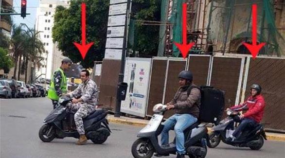 3 رجال يقودون دراجتهما النارية مرتدين خوذة باستثناء شرطي (مواقع التواصل)