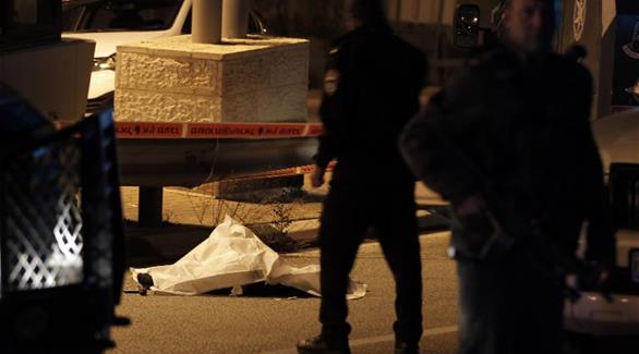 الشرطة الإسرائيلية قرب جثة الفلسطيني (أ ف ب)