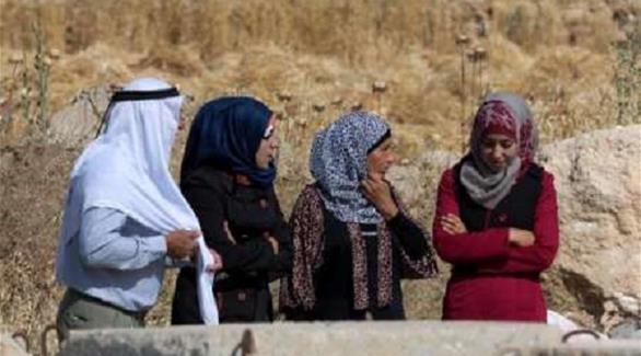 فلسطينيون ينتظرون عند حاجز إسرائيلي في الخليل(أ ف ب)