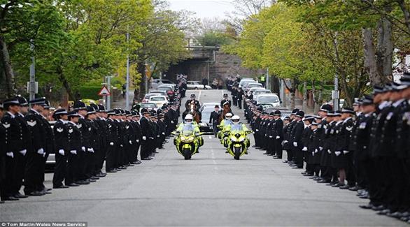 مئات من رجال الشرطة يصطفون لتحية الشرطية لوكاس في جنازة مهيبة (دايلي ميل)