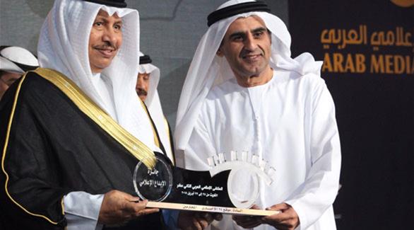 رئيس تحرير موقع 24 يتسلم جائزة الإبداع الإعلامي من راعي الملتقى رئيس وزراء الكويت