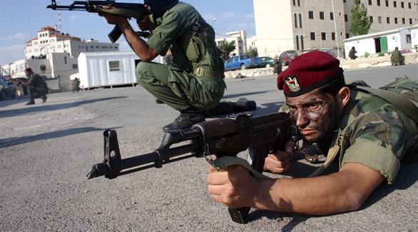 جندي فلسطيني أثناء تلقيه تدريب عسكري (أرشيف)