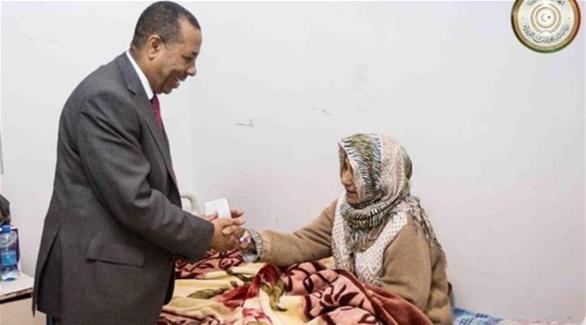 رئيس الحكومة الليبية عبدالله الثني أثناء زيارته للسيدة (المصدر)