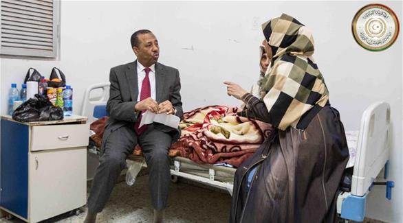 رئيس الحكومة الليبية عبدالله الثني أثناء زيارته للسيدة (المصدر)