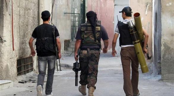 مقاتلون سوريون يتنزهون بأسلحتهم (أرشيف)