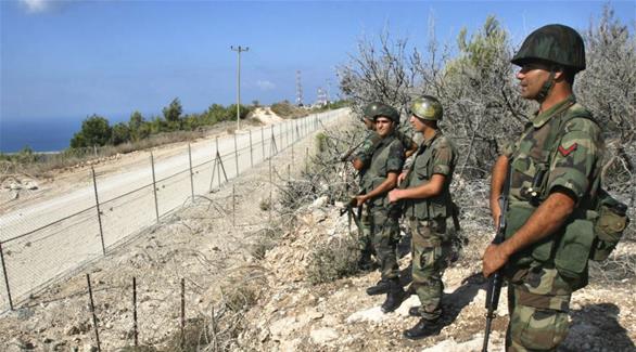 عناصر من الجيش اللبناني عند السياج الفاصل على الحدود (أرشيف)