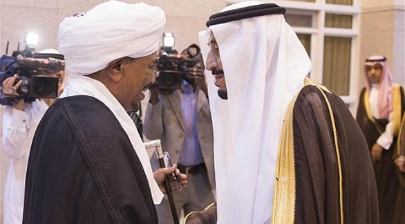 العاهل السعودي الملك سلمان بن عبد العزيز والرئيس السوداني عمر البشير (أرشيف)