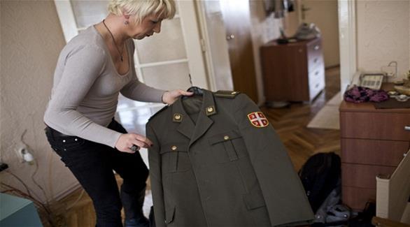 ضابط جيش صربي يطرد من عمله بعدما تحول إلى امرأة 201505020339905