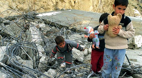 أطفال فلسطينيون يبحثون عن لعبهم بين أنقاض منزلهم المحطم بأيدي المستوطنين الإسرائيليين(رويترز)