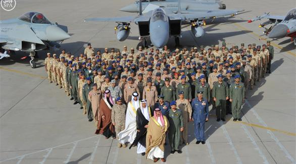 العاهل البحريني الملك حمد بن عيسى آل خليفة مع القوات البحرينية المشاركة (واس)