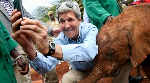 وزير الخارجية الأمريكي جون كيري خلال سيلفي مع فيل