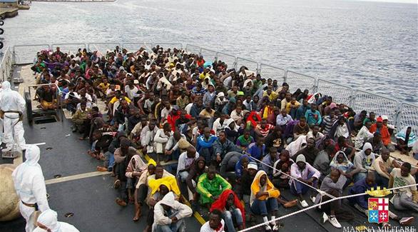 مهاجرون أفارقة بعد إنقاذ مركبهم (د ب أ)