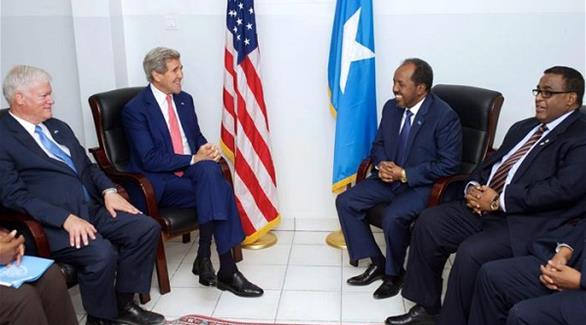جون كيري أثناء لقائه بالمسؤولين الصوماليين (وكالة أنسا)