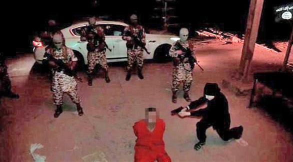 لقطة من فيديو إعدام أحد أطفال داعش لما اعتبره التنظيم "جاسوساً"