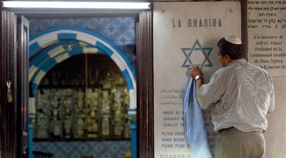 تنظيف نجمة داوود قبيل بدء مراسم الحج اليهودي في تونس (أرشيف)