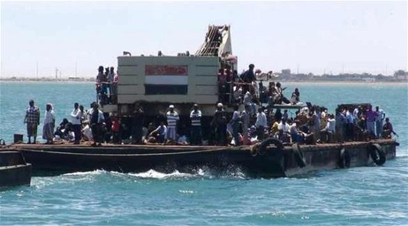 يمنيون على متن قارب هرباً من العنف (أرشيف)