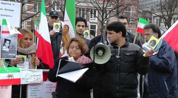 مظاهرة للجالية الإيرانية أمام البرلمان في لاهاي للمطالبة بإطلاق سراح المعتقلين (أرشيف)